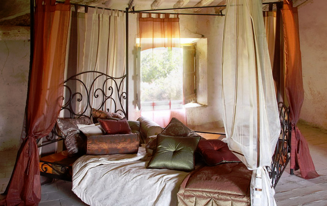 Zavese na palici se uporablja tudi kot zastor za postelje, vrtne konstrukcije..